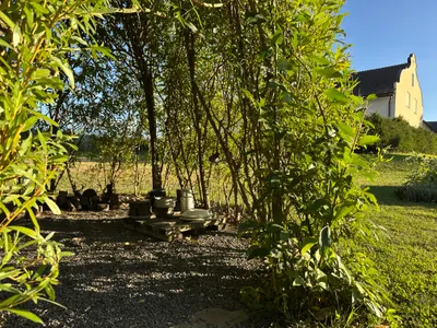 Penzion U Roušarů - Zahrada s vrbovou chýší