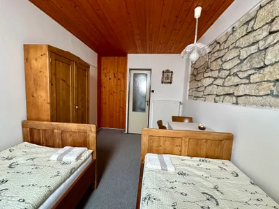 Penzion U Roušarů - Pokoj č.1: Dvoulůžkový pokoj s vlastním sociálním zařízením.