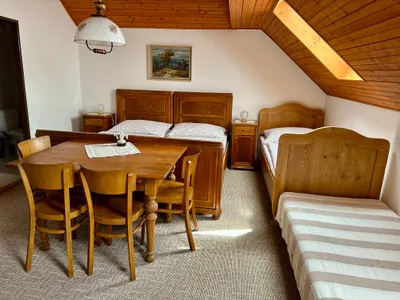 Penzion U Roušarů - Pokoj č.2: Čtyřlůžkový pokoj s vlastním sociálním zařízením.