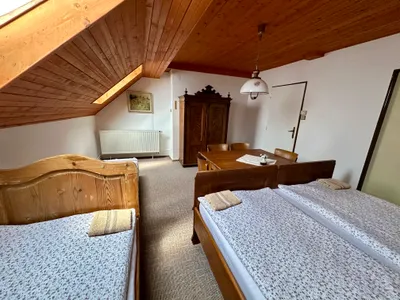 Penzion U Roušarů - Pokoj č.2: Čtyřlůžkový pokoj s vlastním sociálním zařízením.