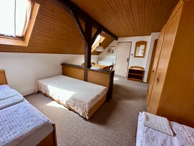 Penzion U Roušarů - Pokoj č.3: Čtyřlůžkový pokoj s vlastním sociálním zařízením.