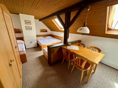 Penzion U Roušarů - Pokoj č.3: Čtyřlůžkový pokoj s vlastním sociálním zařízením.