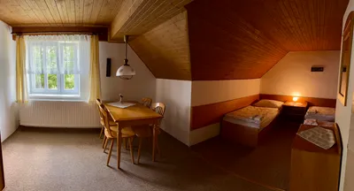 Penzion U Roušarů - Pokoj č.5: Třílůžkový pokoj s vlastním sociálním zařízením.